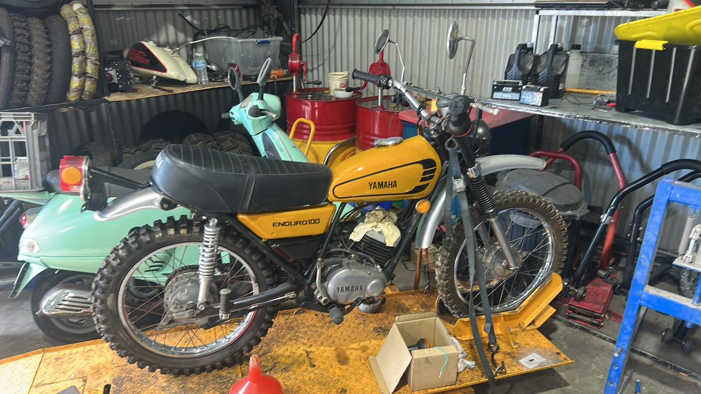 May be an image of scooter, motorcycle, dirt bike and text that says "E- ラ yAMAHA ENDURO100 ENDUJ YAMAHA"